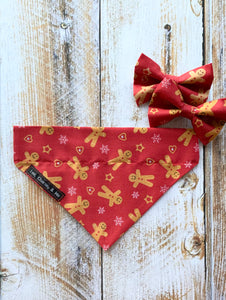 Red cotton dog bow tie with tiny gingerbread people on it. Matching dog collar, lead and bandana also available. Hand made and washable. Fabulous Christmas present for your pup.l