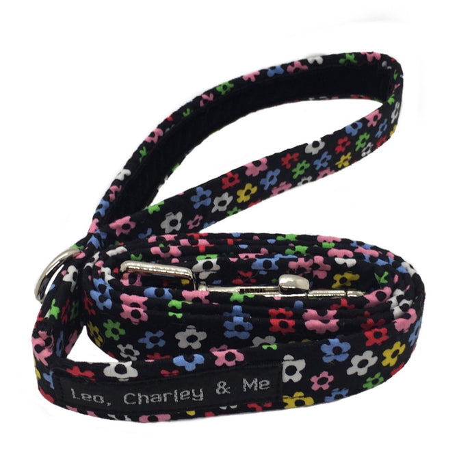 Fabric dog lead in a Ditsy floral cotton print. Washable and designed to co-ordinate with our range of dog collars, bandanas, bow ties and accessories. Handmade in the U.K. 